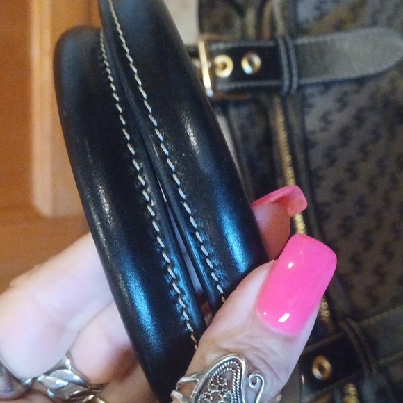 Classy Dooney & Bourke Signature Shoulder Bag - Picture 2 of 16